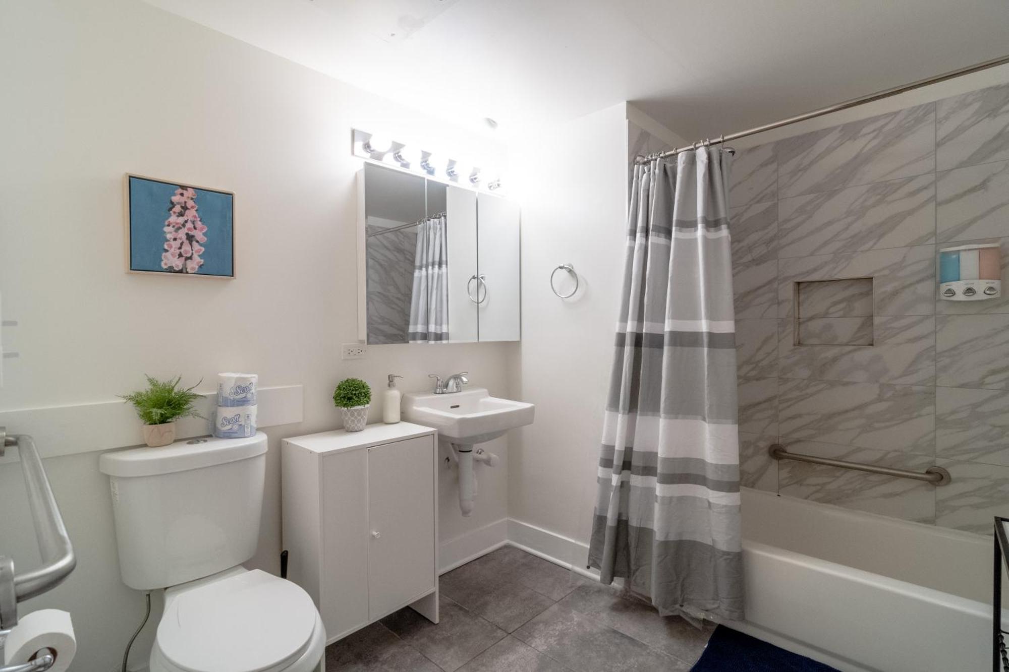 Mccormick Place Beautiful With Optional Parking And Gym Access Sleeps 4 Near Soldier Field And Downtown Apartment *